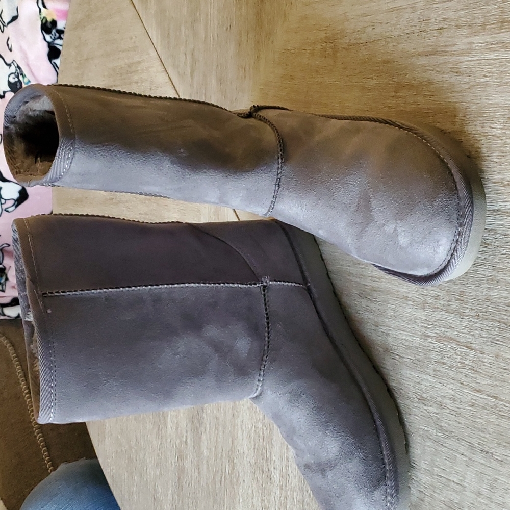 Boots - Picture 2 of 4